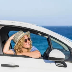 femme-avec-une-voiture-de-location-pour-les-vacances-en-guadeloupe