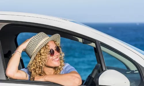 femme-avec-une-voiture-de-location-pour-les-vacances-en-guadeloupe