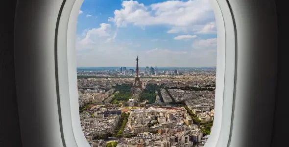 vue-sur-Paris-depuis-avion-atterrissant-a-laeroport-Roissy-CDG