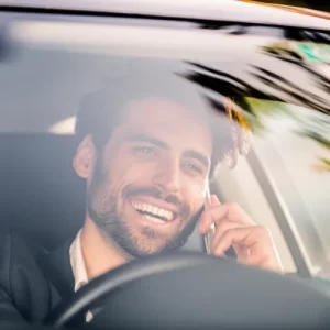 chauffeur-vtc-aix-les-bains-au-telephone-avec-un-client