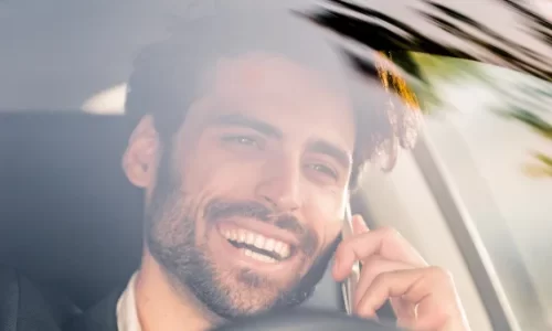 chauffeur-vtc-aix-les-bains-au-telephone-avec-un-client