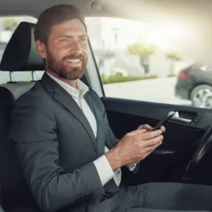 chauffeur-vtc-creteil-au-volant-de-sa-berline-ecologique