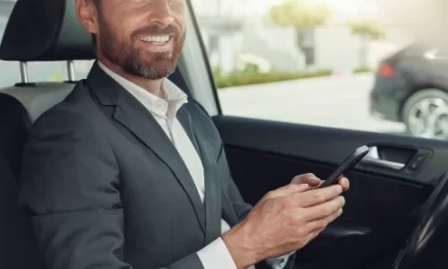 chauffeur-vtc-creteil-au-volant-de-sa-berline-ecologique