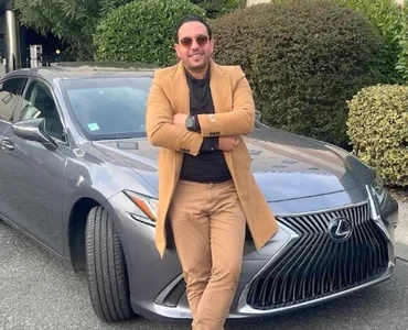 chauffeur-vtc-a-bordeaux-devant-son-vehicule