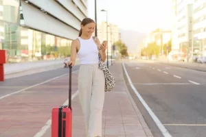 femme-attendant-un-taxi-a-nantes-pour-un-trajet-longue-distance