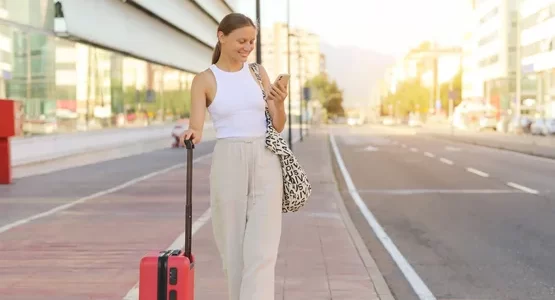 femme-attendant-un-taxi-a-nantes-pour-un-trajet-longue-distance