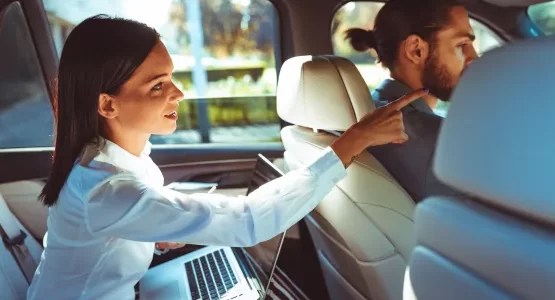 femme-montrant-destination-a-chauffeur-VTC-a-Toulouse