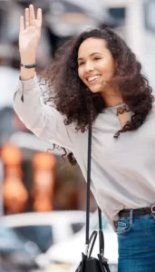 femme-qui-commande-un-VTC-var