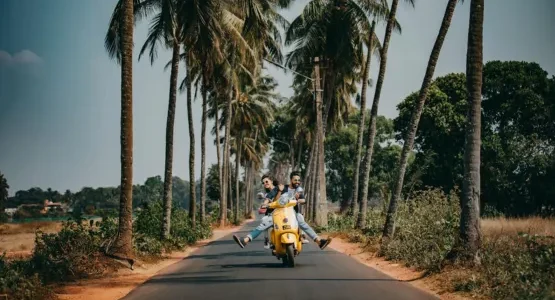 couple en scooter magasin specialise deux roues