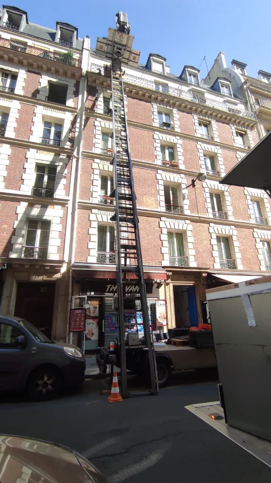 À Saint-Denis Yakalouer fait passer les déménagements par les fenêtres que les escaliers redoutent
