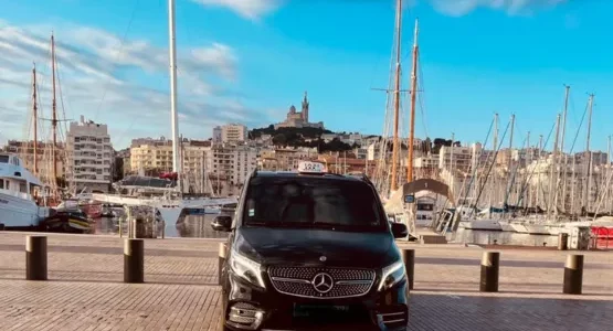 Van Mercedes noir de Best Taxi Marseille devant le Vieux-Port